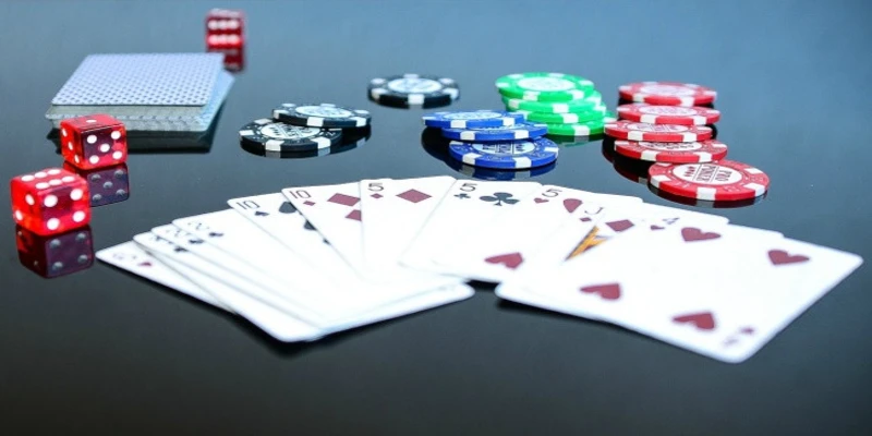 Tìm hiểu về sự khác biệt giữa game bài truyền thống và online